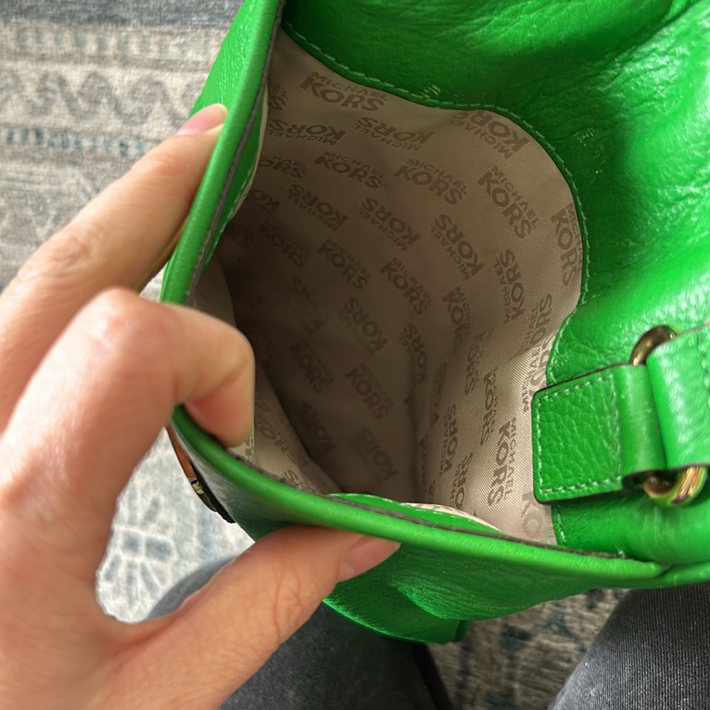 Michael Kors crossbody. EUC - Picture 4 of 7